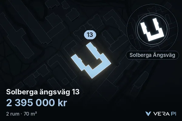 VERA PI:s bild av Solberga ängsväg 13: huset i 3D, upplyst i blått, och kartan runt omkring