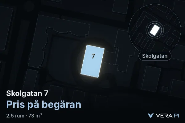 VERA PI:s bild av Skolgatan 7: huset i 3D, upplyst i blått, och kartan runt omkring