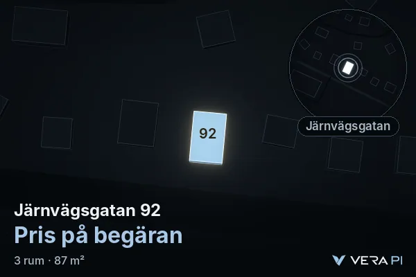 VERA PI:s bild av Järnvägsgatan 92: huset i 3D, upplyst i blått, och kartan runt omkring
