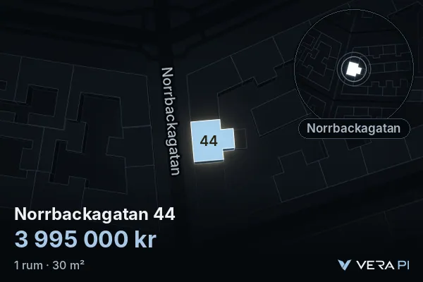 VERA PI:s bild av Norrbackagatan 44: huset i 3D, upplyst i blått, och kartan runt omkring