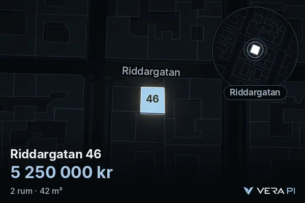 VERA PI:s bild av Riddargatan 46: huset i 3D, upplyst i blått, och kartan runt omkring