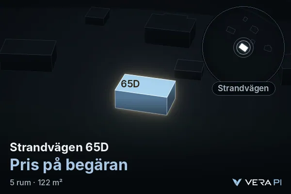 VERA PI:s bild av Strandvägen 65D: huset i 3D, upplyst i blått, och kartan runt omkring
