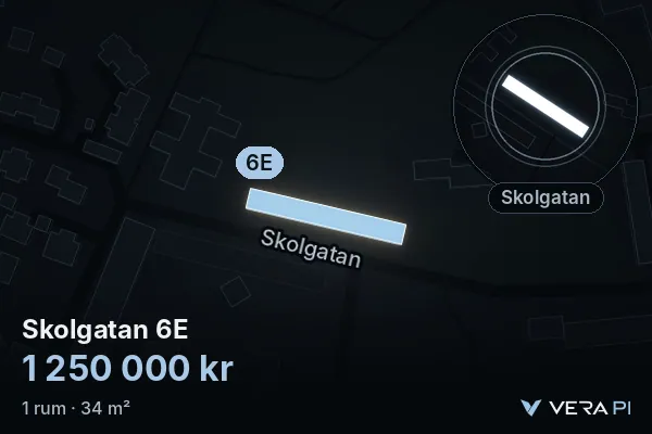 VERA PI:s bild av Skolgatan 6E: huset i 3D, upplyst i blått, och kartan runt omkring