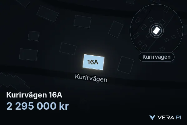 VERA PI:s bild av Kurirvägen 16A: huset i 3D, upplyst i blått, och kartan runt omkring