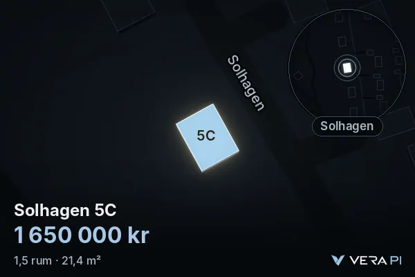 VERA PI:s bild av Solhagen 5C: huset i 3D, upplyst i blått, och kartan runt omkring