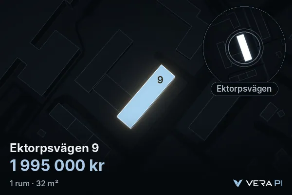 VERA PI:s bild av Ektorpsvägen 9: huset i 3D, upplyst i blått, och kartan runt omkring