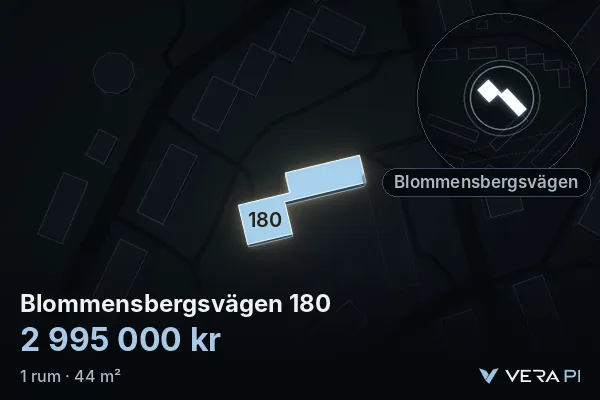 VERA PI:s bild av Blommensbergsvägen 180: huset i 3D, upplyst i blått, och kartan runt omkring