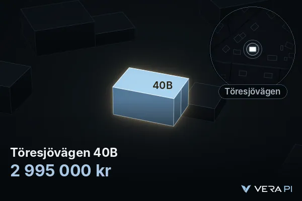VERA PI:s bild av Töresjövägen 40B: huset i 3D, upplyst i blått, och kartan runt omkring