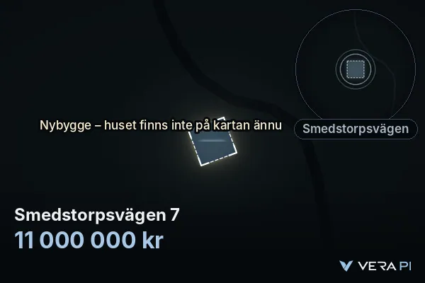 VERA PI:s bild av Smedstorpsvägen 7: huset i 3D, upplyst i blått, och kartan runt omkring
