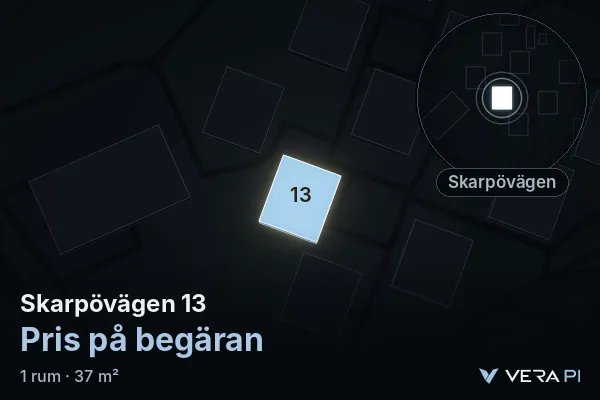 VERA PI:s bild av Skarpövägen 13: huset i 3D, upplyst i blått, och kartan runt omkring