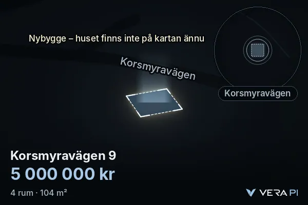 VERA PI:s bild av Korsmyravägen 9: huset i 3D, upplyst i blått, och kartan runt omkring