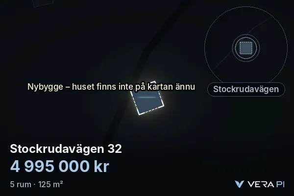 VERA PI:s bild av Stockrudavägen 32: huset i 3D, upplyst i blått, och kartan runt omkring
