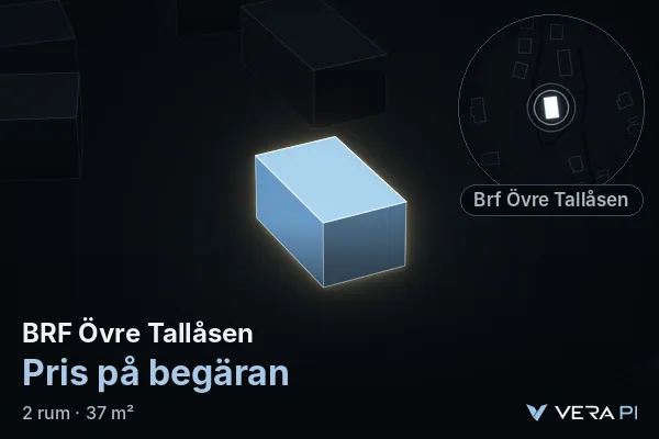 VERA PI:s bild av BRF Övre Tallåsen: huset i 3D, upplyst i blått, och kartan runt omkring