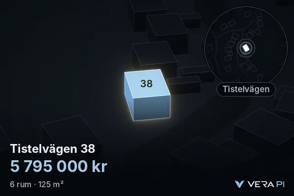 VERA PI:s bild av Tistelvägen 38: huset i 3D, upplyst i blått, och kartan runt omkring