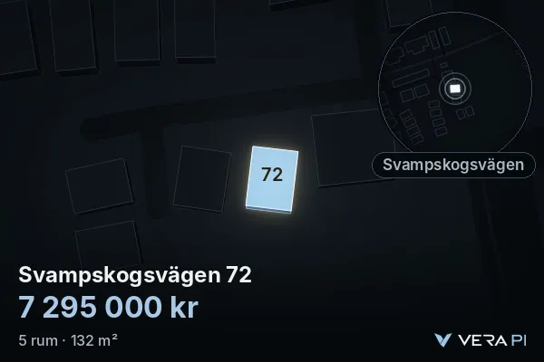 VERA PI:s bild av Svampskogsvägen 72: huset i 3D, upplyst i blått, och kartan runt omkring