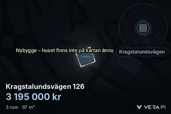 VERA PI:s bild av Kragstalundsvägen 126: huset i 3D, upplyst i blått, och kartan runt omkring