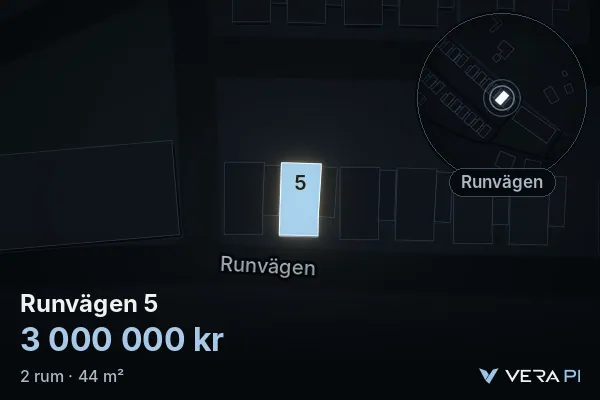 VERA PI:s bild av Runvägen 5: huset i 3D, upplyst i blått, och kartan runt omkring