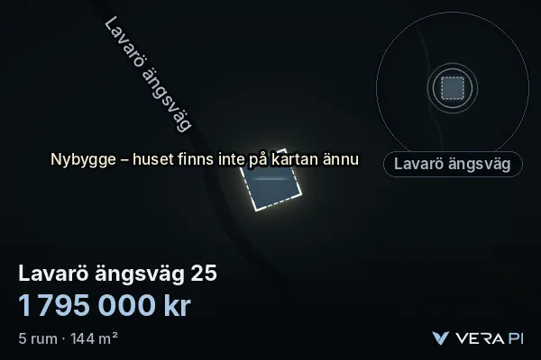 VERA PI:s bild av Lavarö ängsväg 25: huset i 3D, upplyst i blått, och kartan runt omkring