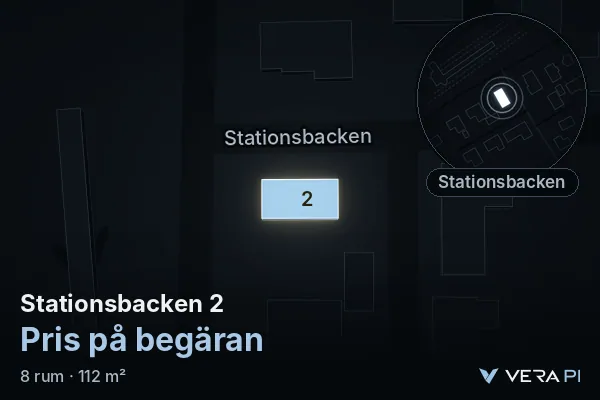 VERA PI:s bild av Stationsbacken 2: huset i 3D, upplyst i blått, och kartan runt omkring