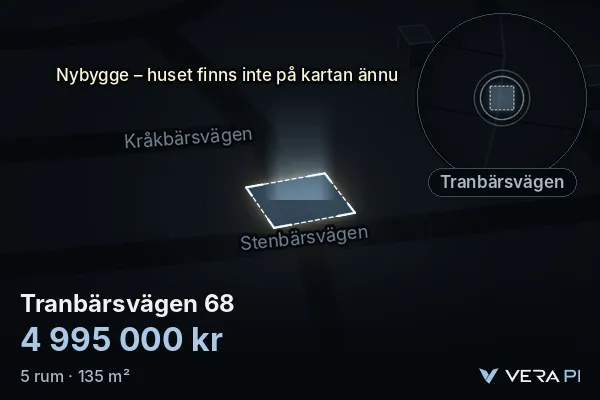 VERA PI:s bild av Tranbärsvägen 68: huset i 3D, upplyst i blått, och kartan runt omkring