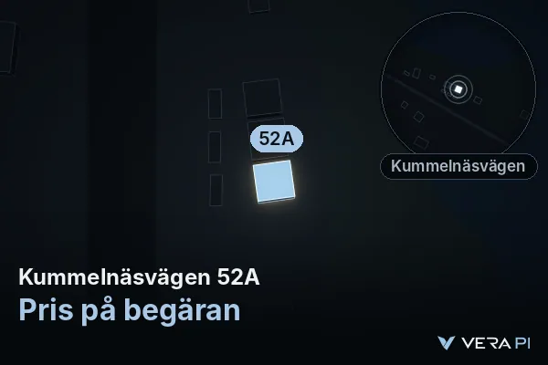 VERA PI:s bild av Kummelnäsvägen 52A: huset i 3D, upplyst i blått, och kartan runt omkring