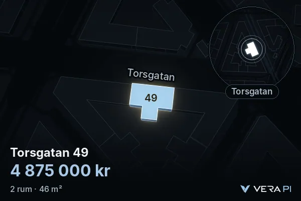 VERA PI:s bild av Torsgatan 49: huset i 3D, upplyst i blått, och kartan runt omkring