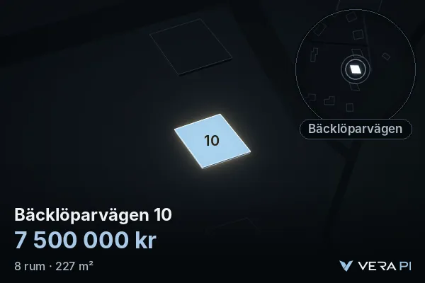 VERA PI:s bild av Bäcklöparvägen 10: huset i 3D, upplyst i blått, och kartan runt omkring