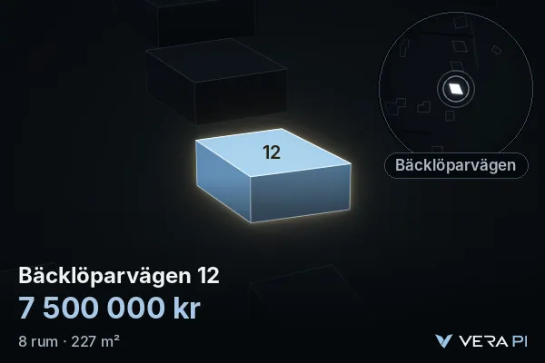 VERA PI:s bild av Bäcklöparvägen 12: huset i 3D, upplyst i blått, och kartan runt omkring