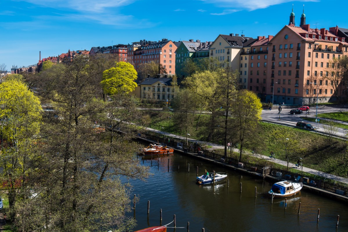 Solbelysta hus vid Pålsundet och Långholmen i Stockholm.