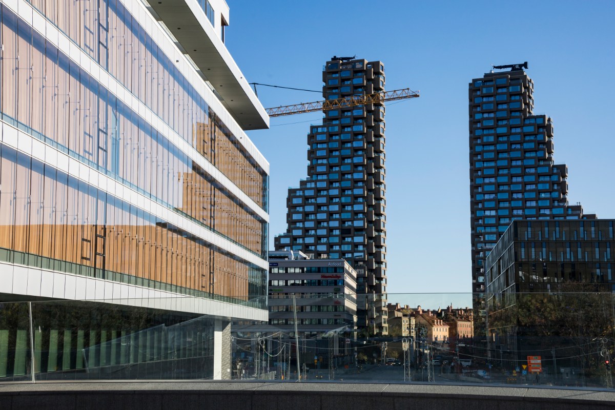 Norra Tornen i Hagastaden och en byggkran.